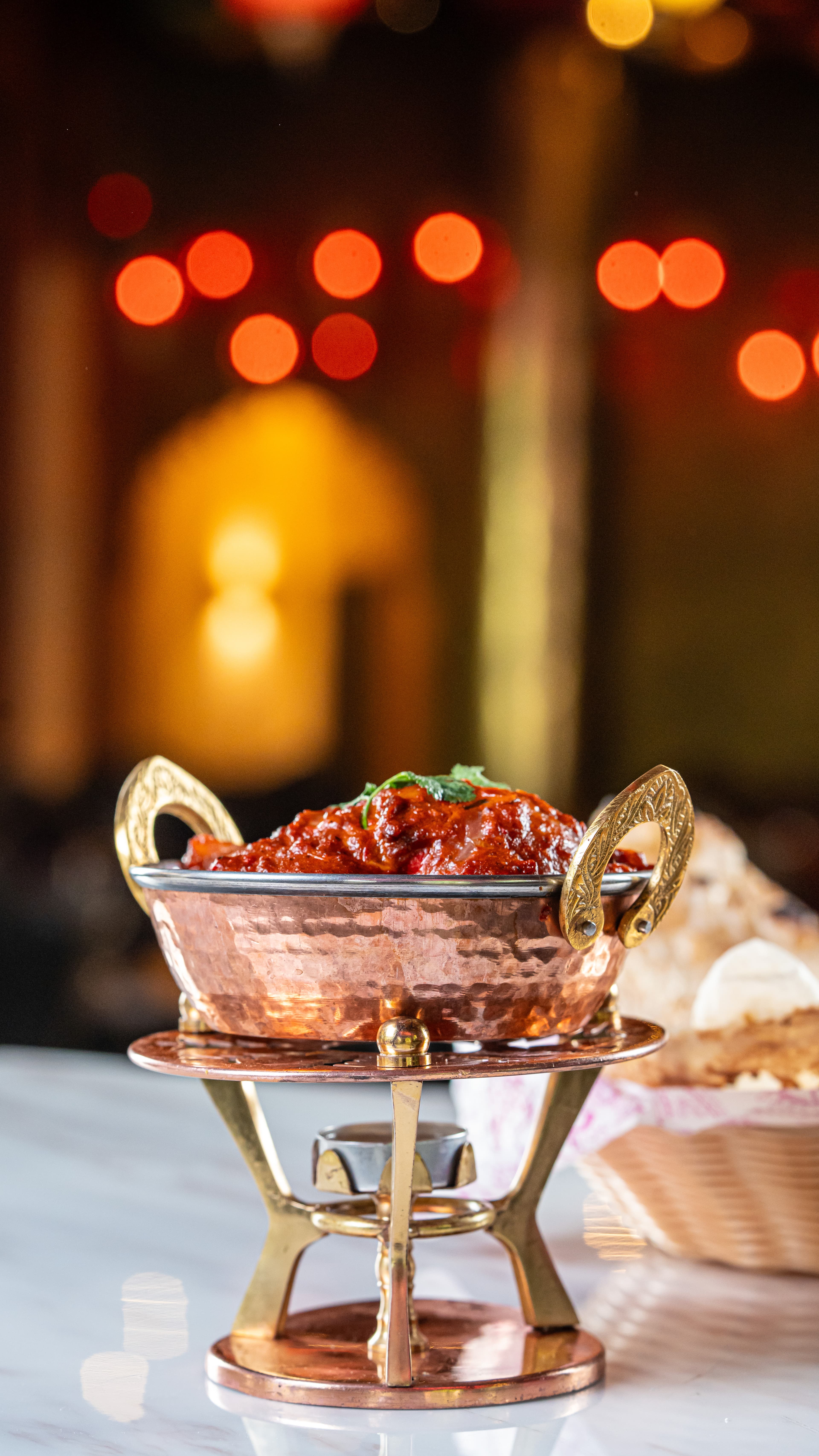 Menú Thali de cocina india auténtica con varios curries y arroz basmati en Rishtedar